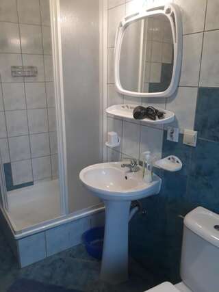 Проживание в семье Noclegi U Fela Устшики-Дольне Трехместный номер с собственной ванной комнатой вне номера-1